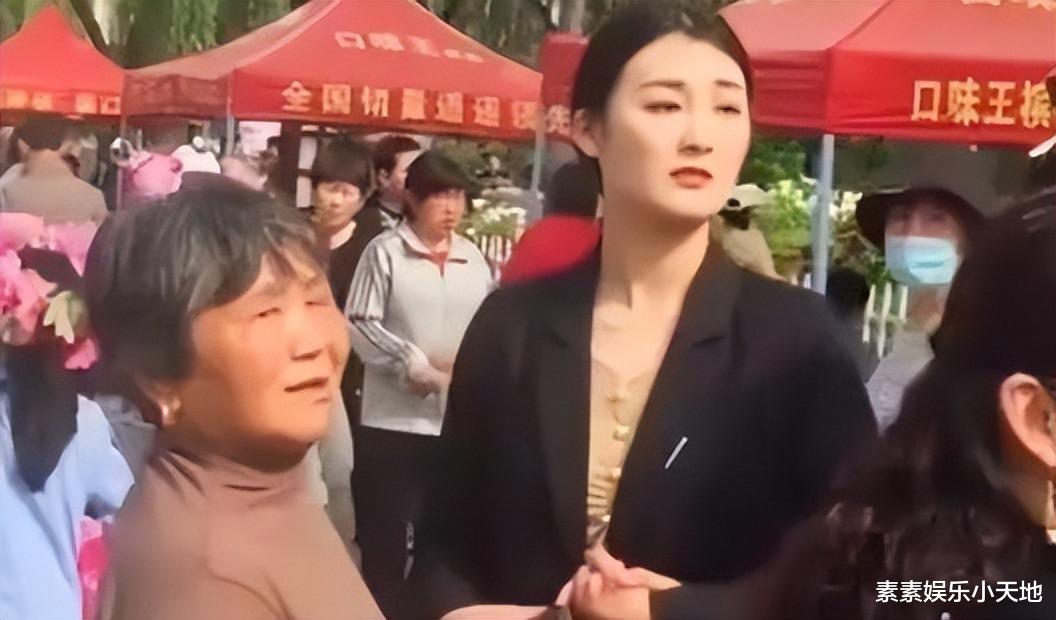 陈亚男订婚很喜庆,一大叠彩礼用喜盒装着,男方气质很好