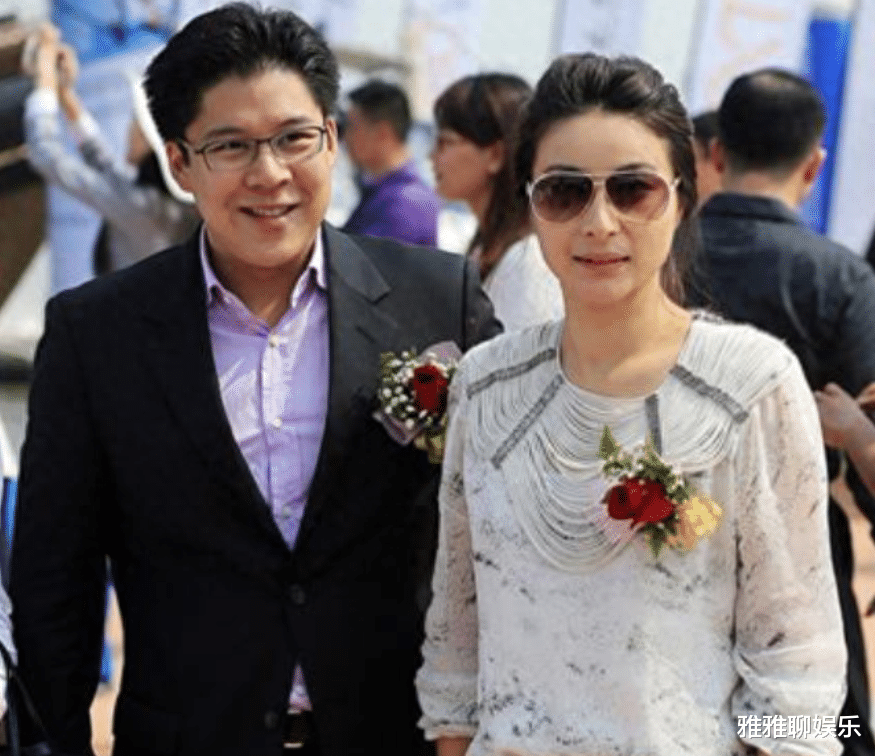 凌晨时分,霍启刚跟妻子在街上大吵,郭晶晶:“你有完没完?”