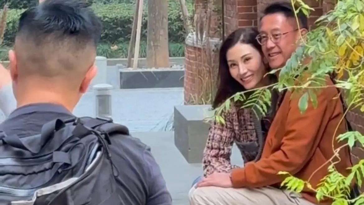 偶遇李嘉欣许晋亨现身上海街头，夫妇俩牵手逛街撒狗粮，恩爱甜蜜