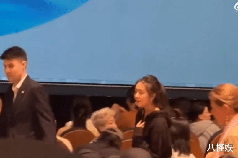 黄磊女儿多多现身乌镇,扎马尾笑容明亮太像孙莉,身边男子引关注