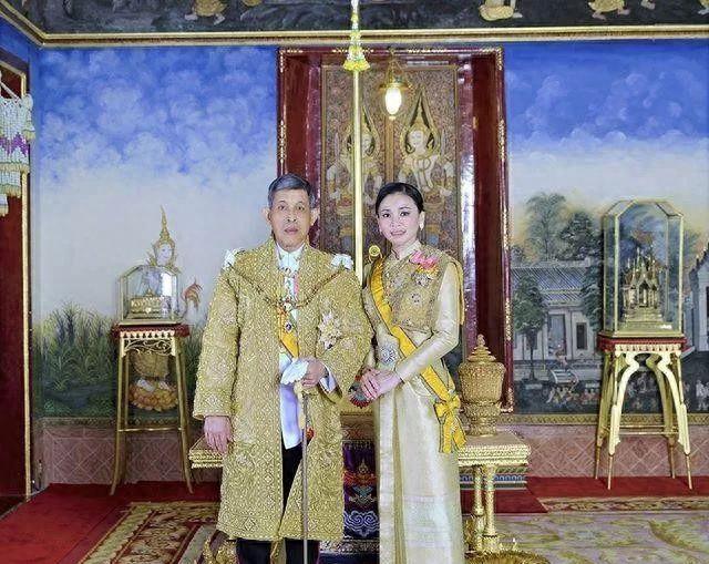 泰国王室官宣国王王后最新肖像照!一身金色裙,比当时的贵妃都惊艳