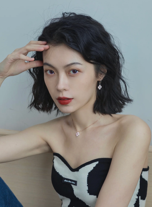 Lisa怎么大变样了？新发型丑到根本认不出