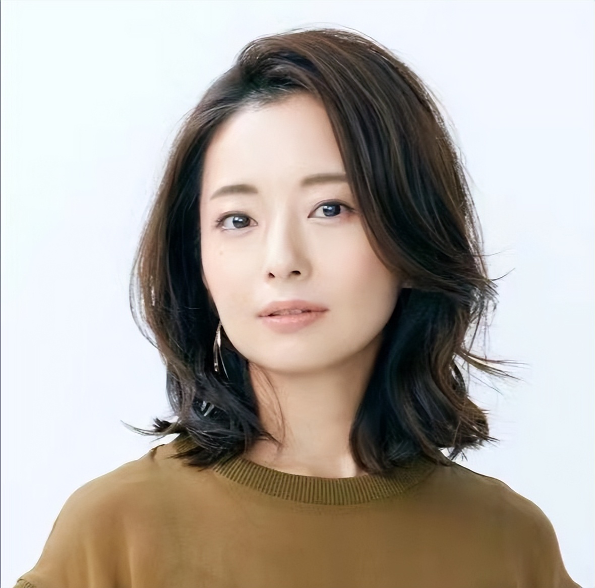 短发 女人到了四十岁，选对发型比长得漂亮更重要，短发和锁骨发最洋气