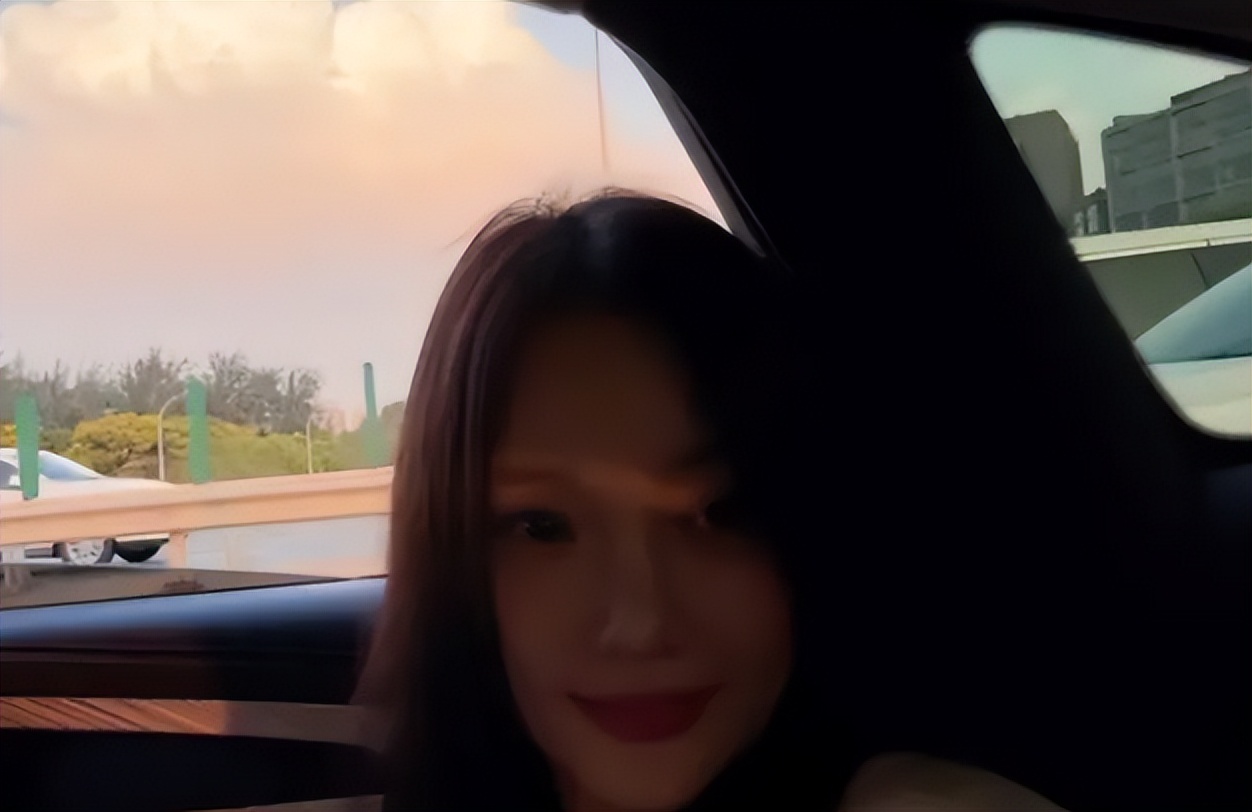 李小璐车内自拍妆容精致,配文甜蜜疑似谈恋爱,疑约会嘻哈歌手