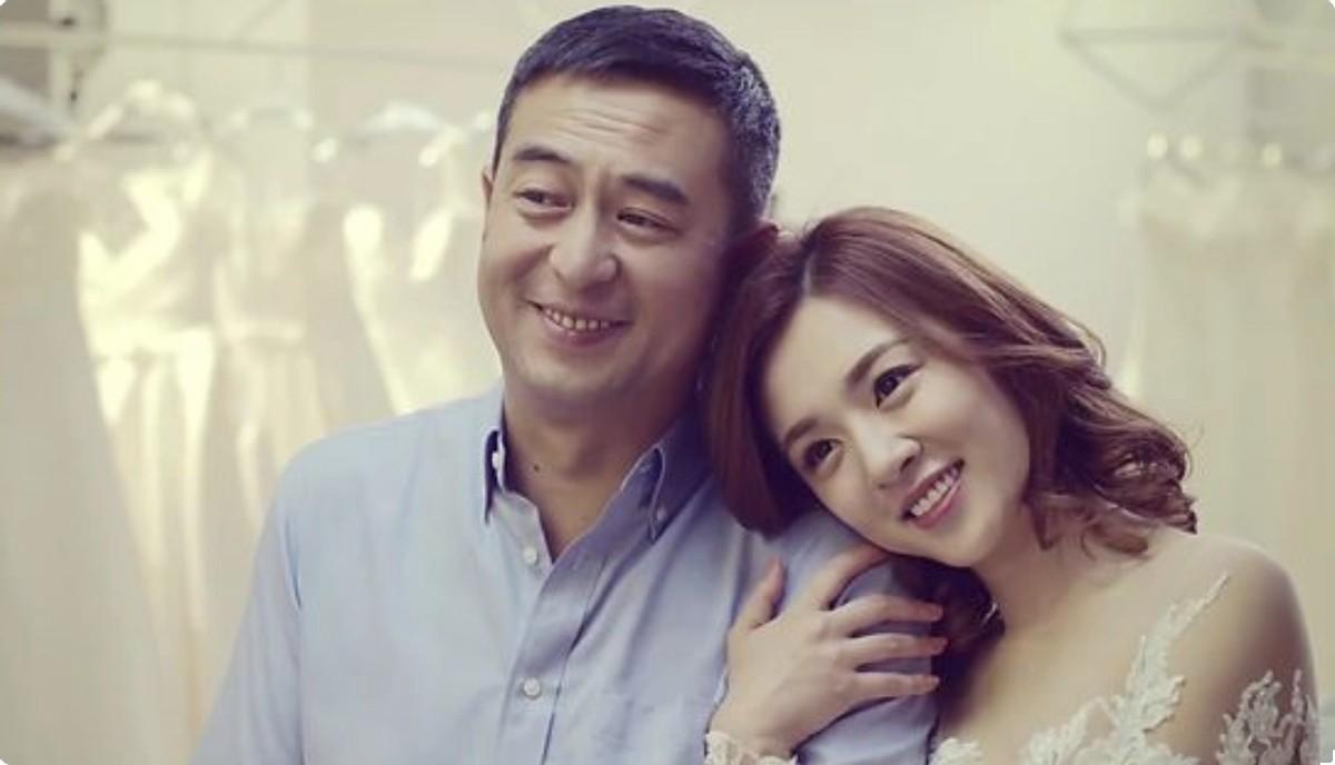 这一次,被勒出赘肉的王晓晨,把她的“中年尴尬”展现得淋漓尽致