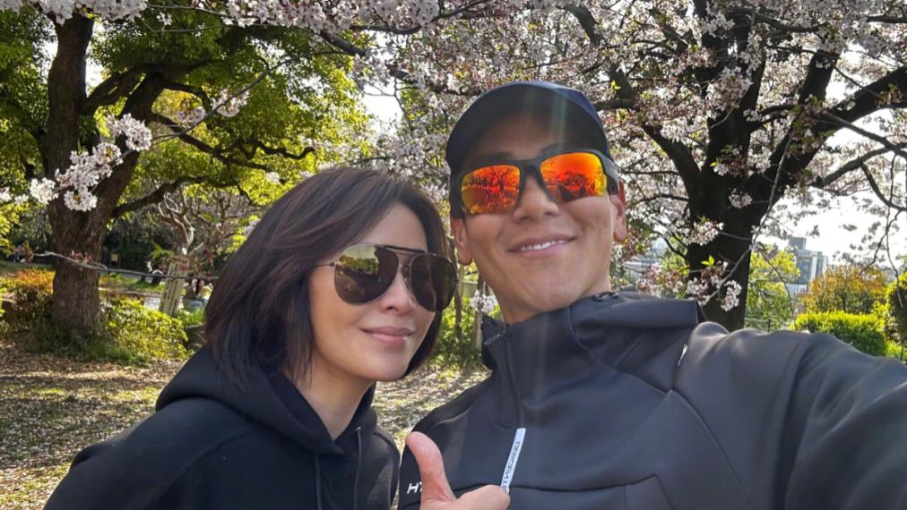 彭于晏|刘嘉玲晒与彭于晏合照! 男方黝黑邋遢，此前已“消失”一年多