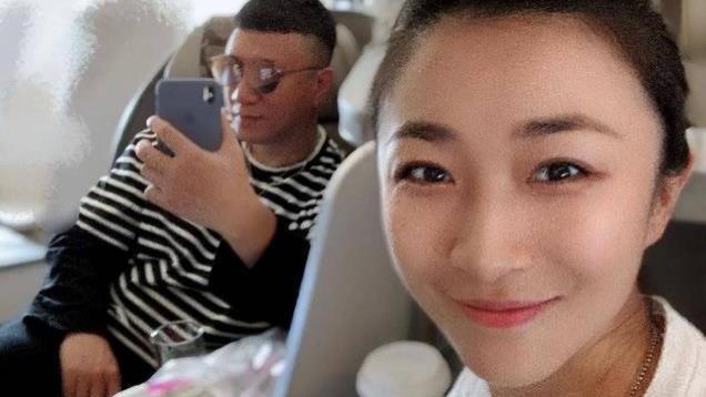 孙红雷现身香港茶餐厅，王骏迪素颜气质佳，逗乐邻桌小女孩超有爱