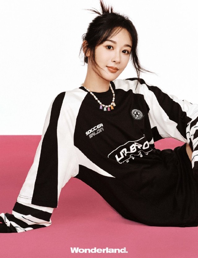 杨紫|杨紫童趣情怀大片释出 盘发造型青春活力表现力十足