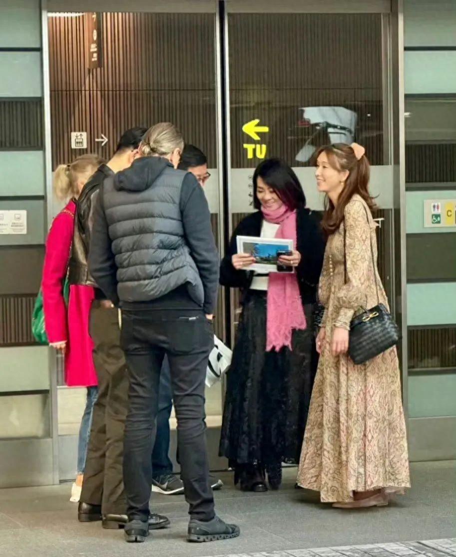 在日本偶遇林志玲,腰粗胯大跟大妈无异,打扮再少女却没啥少女感