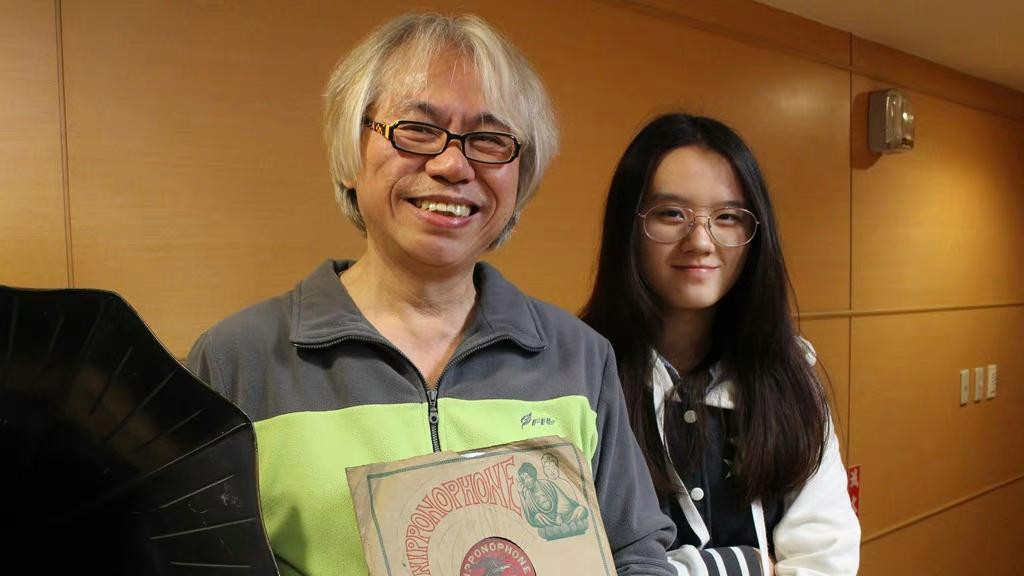 爷孙恋林靖恩流落街头，行为邋遢举止诡异，无家可归似流浪汉