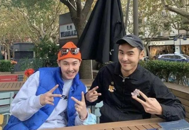 阮经天|上海街头偶遇阮经天，手持电子烟动作熟练，与弟弟同框酷似双胞胎