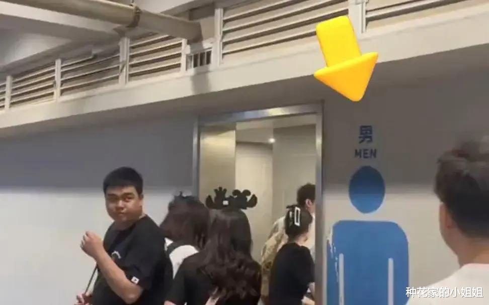 张韶涵演唱会女歌迷强闯男厕所，男生来不及穿上裤子，就遭遇了尴尬！