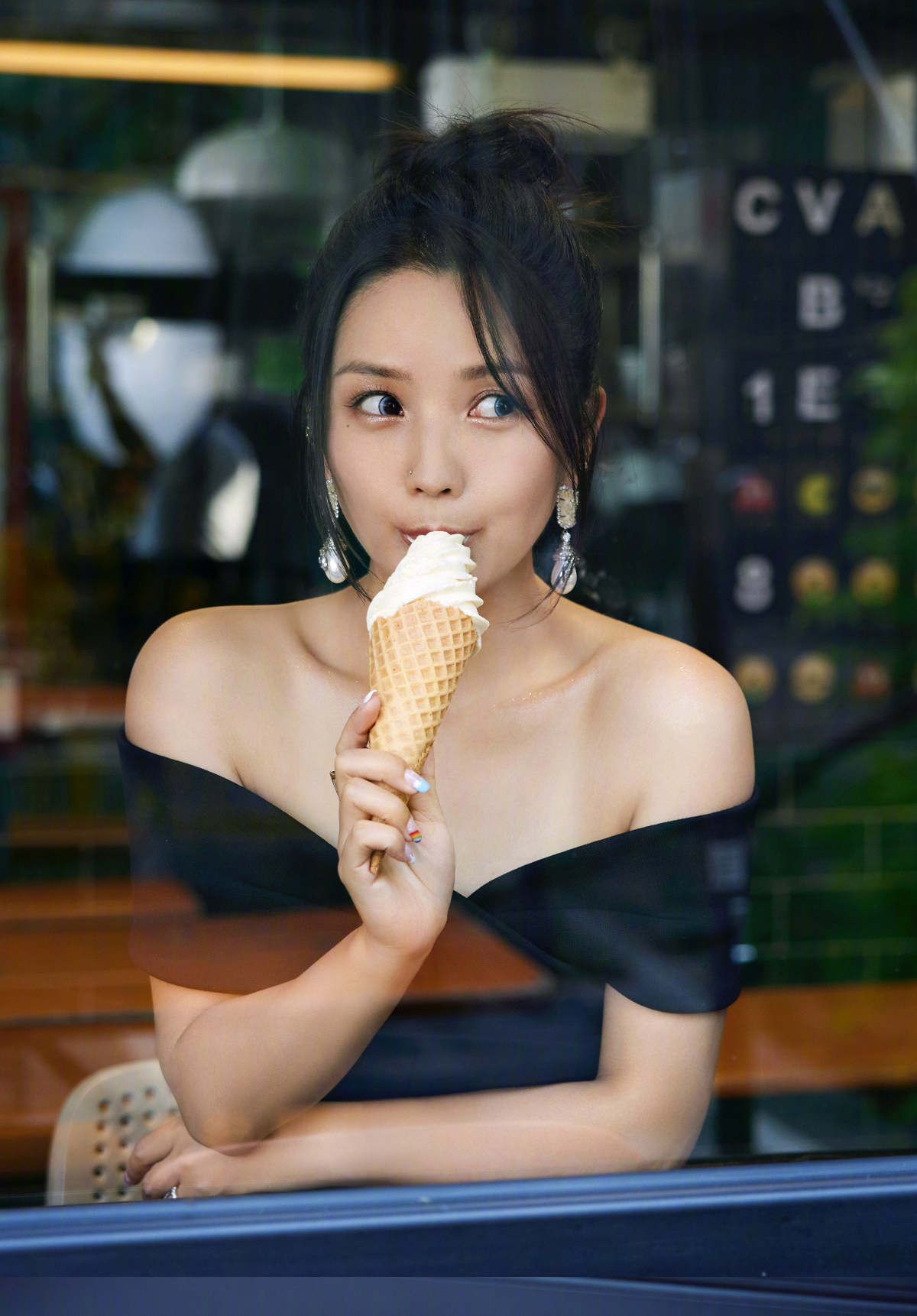 生图 何洁参加活动瘦出锁骨，红毯生图又瘦又美，晒写真笑言只修了一点