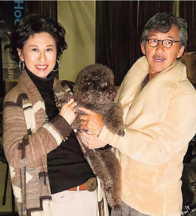 62岁费翔成功翻红!多年前亲密照再被传出,女星陶晶莹动作大胆