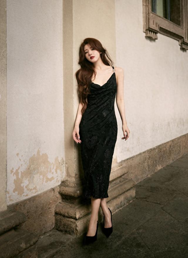 赵露思黑色吊带裙优雅性感完美结合