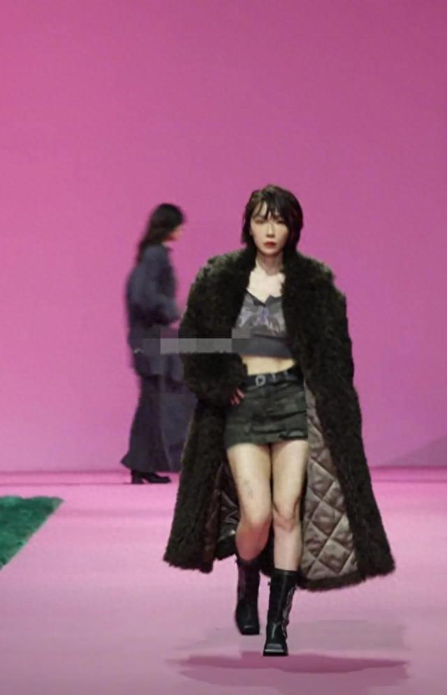 33岁歌手刘恋时装周走秀“大翻车”，腿粗被指“大象腿”，太难看