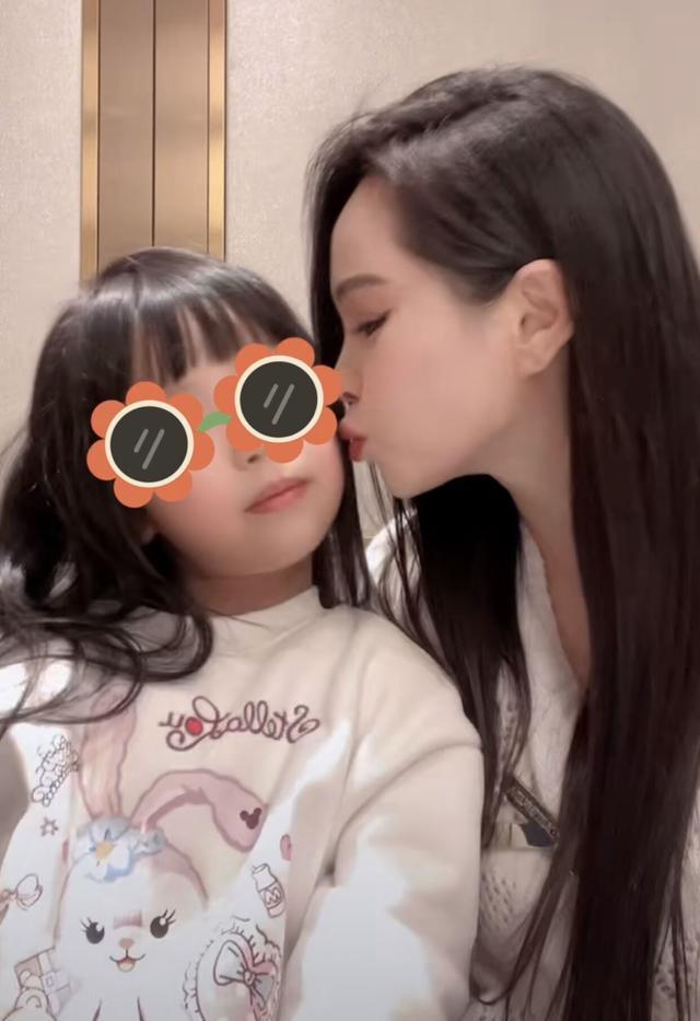 小沈阳女儿和薛之谦合照!妆后好似孔孝真,和睦家庭完胜抛妻王迅