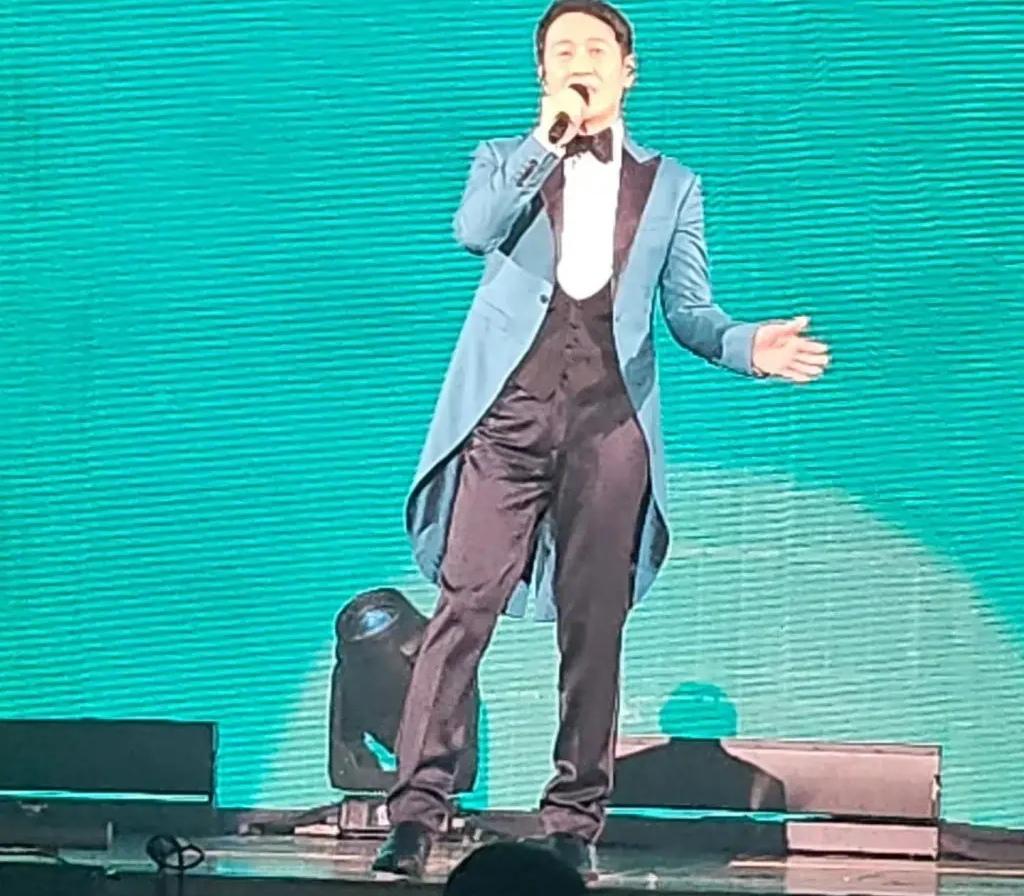 56岁黎明开演唱会，刘德华张学友郭富城送祝福，刘殿雄老婆追星