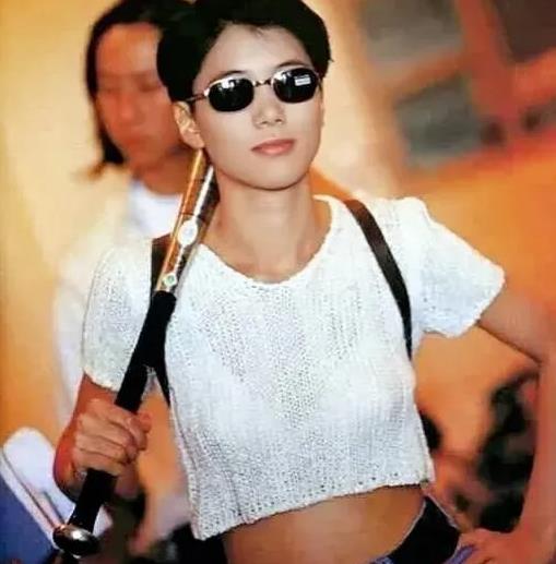 袁咏仪回老家东莞探亲，保安局长邓炳强亲自陪同，民众夹道欢迎