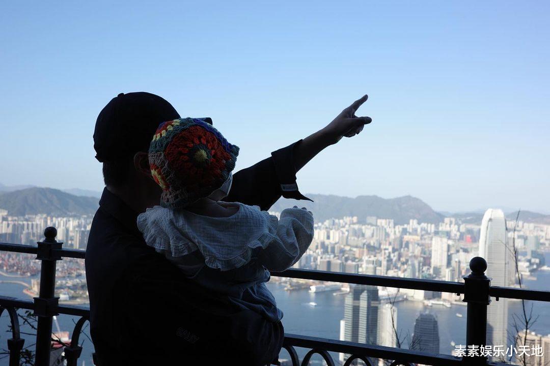 张馨月带女儿到马来西亚探望林峰,林峰抱着女儿开心同步喝水