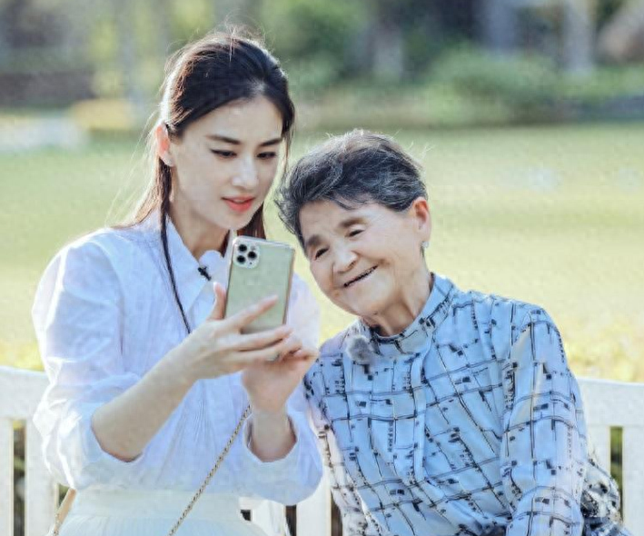 藏了8年才公开身份，一年两亿零花钱，她的故事远比你想得更精彩