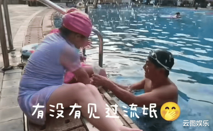 何家劲|63岁何家劲默认当爸，晒与俩娃同框照，点赞隐婚有2个女儿评论