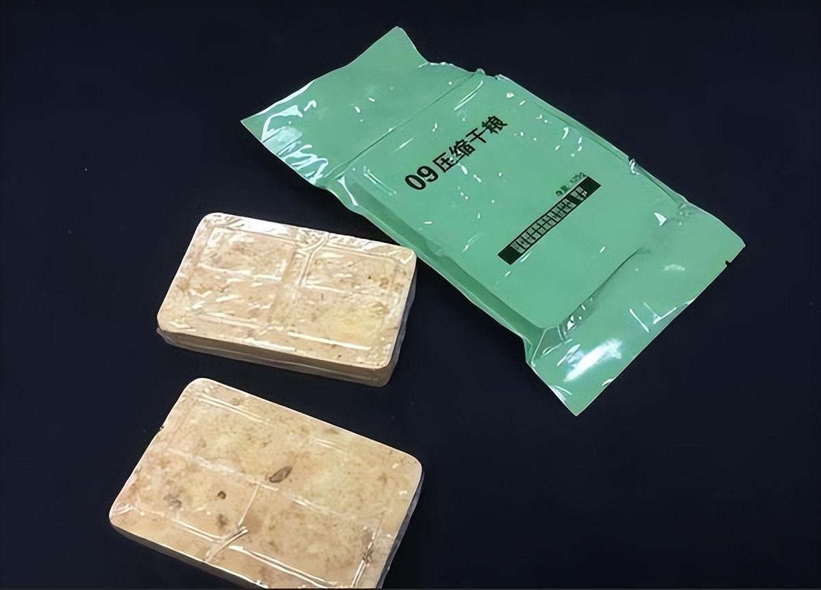 饼干|战场上吃什么最扛饿?中国压缩饼干吃一块顶一天,这是什么原理?