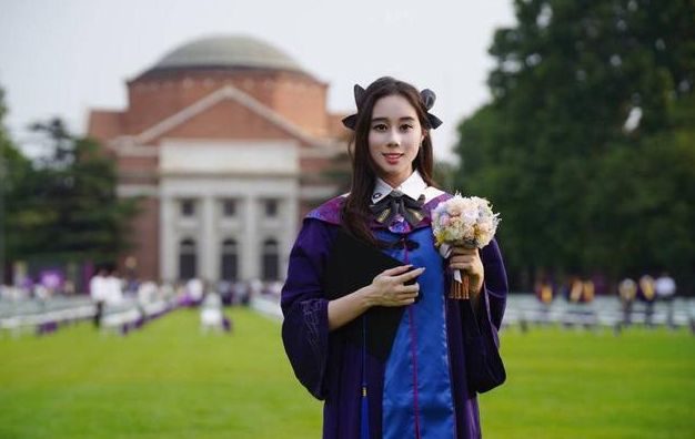 何超欣|谷爱凌何超欣邓文迪聚会,何超欣着装大胆惹争议,被吐槽毫无美感