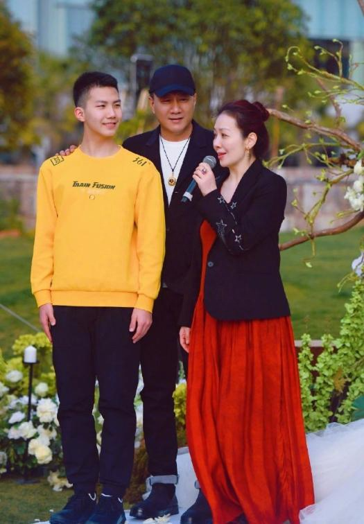 胡军女儿膀大腰圆跟妈妈像姐妹,15岁康康超180,帅过很多男明星