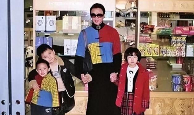 生恩不如养恩!金星20年前领养的三个孩子,如今长成这样