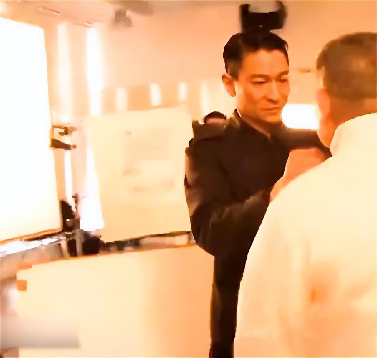 刘德华父亲葬礼，刘德华一家三口现身灵堂，紧牵妻子和女儿的手