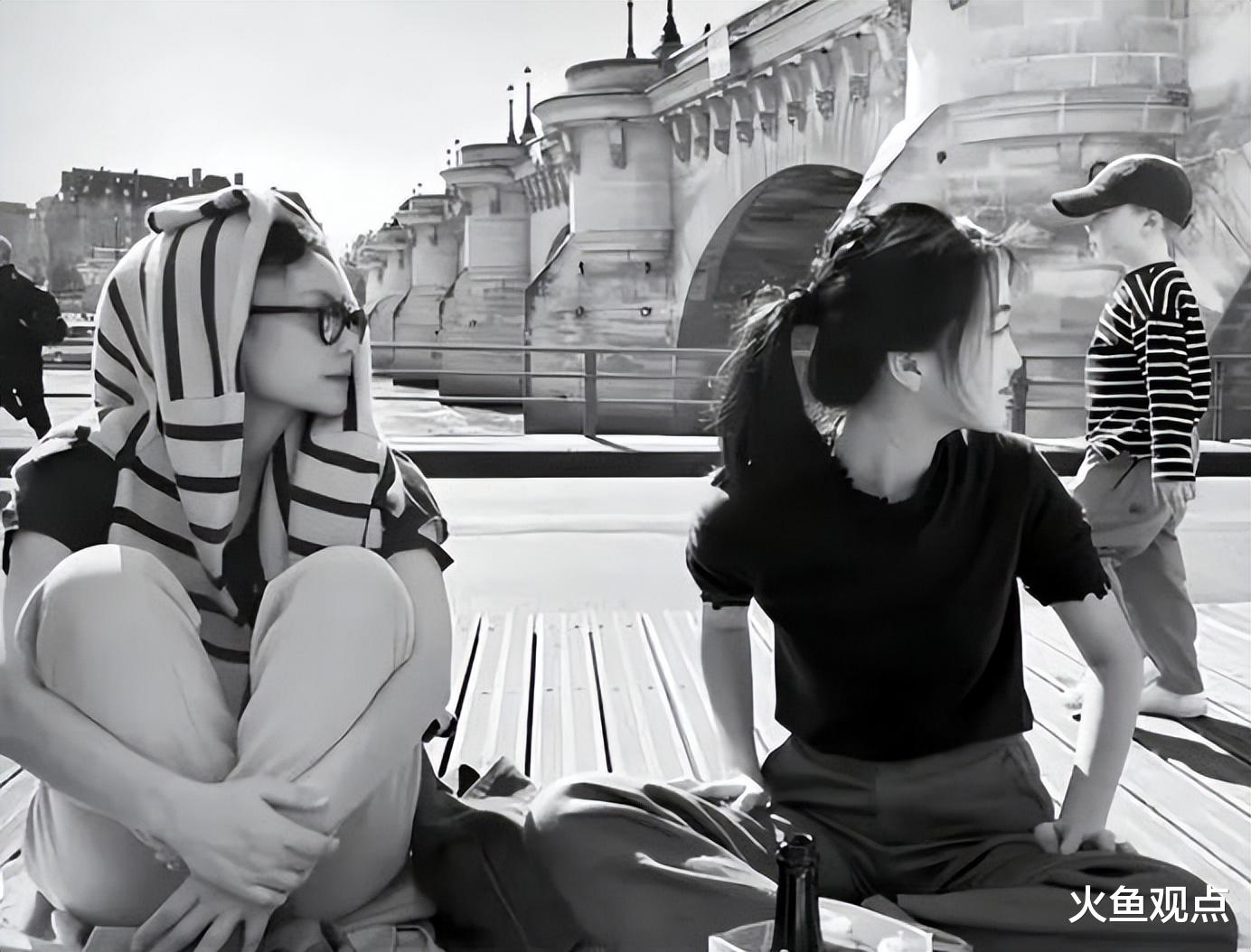 王菲陪李嫣做头发教朋友唱歌,手按对方肚子超认真,温馨又狼狈!