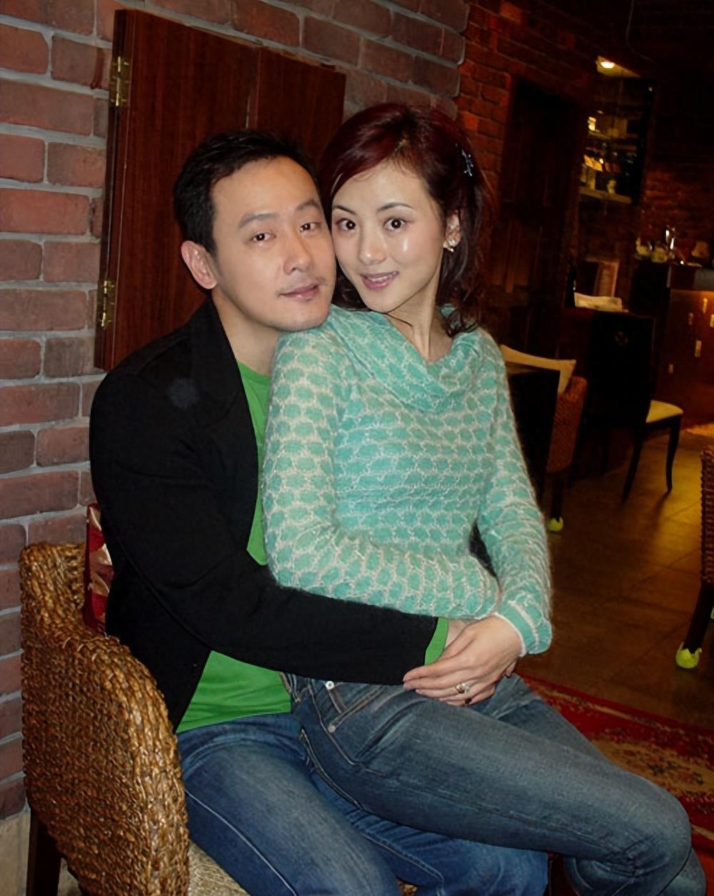 她甘心退圈做家庭主妇，却被演员丈夫抛弃，今44岁为了儿子保持单身