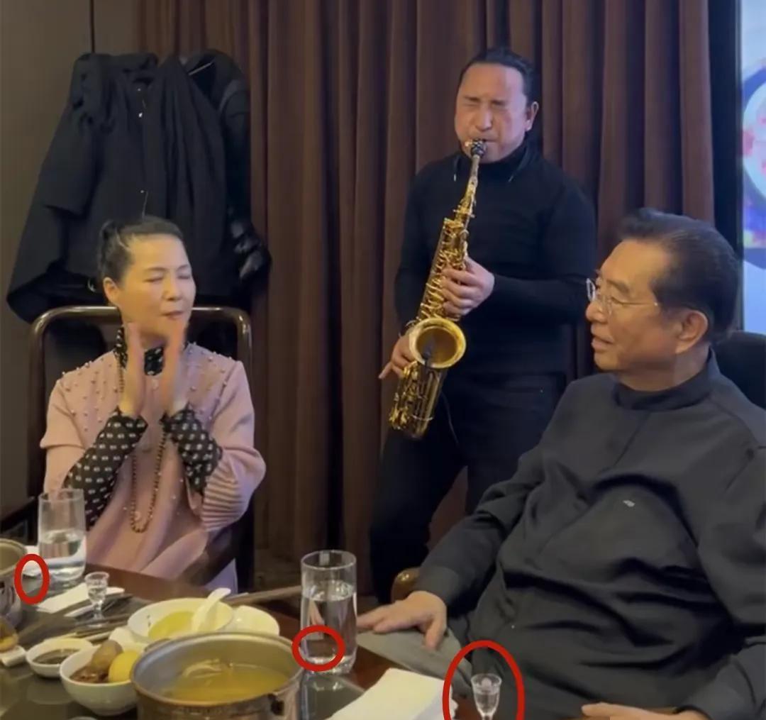 李双江|李双江为儿子出狱接风喝茅台，染发，奏乐好惬意， 网友：二进宫