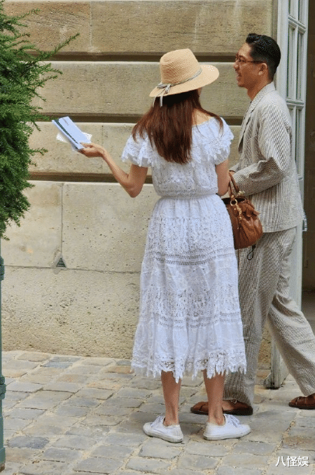 林志玲宣布退圈后罕露面,拎4万包陪老公会友,穿搭被指主妇化