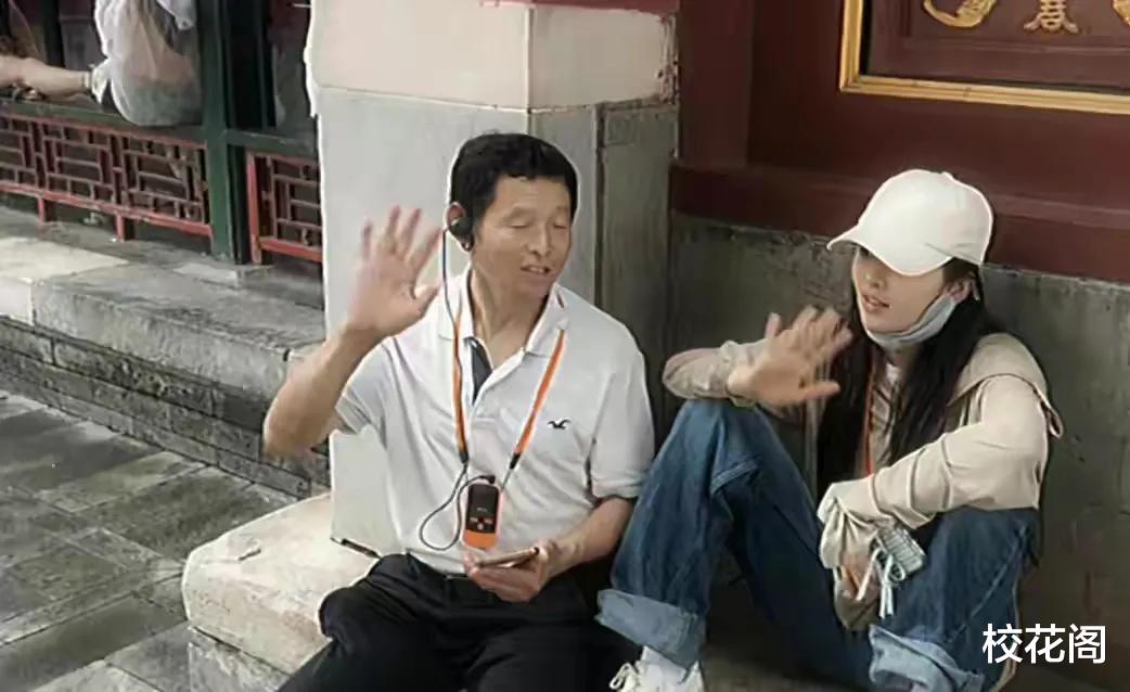 杨超越带爸爸游北京被赞原因:有耐心,孝顺,不掩饰农村出身