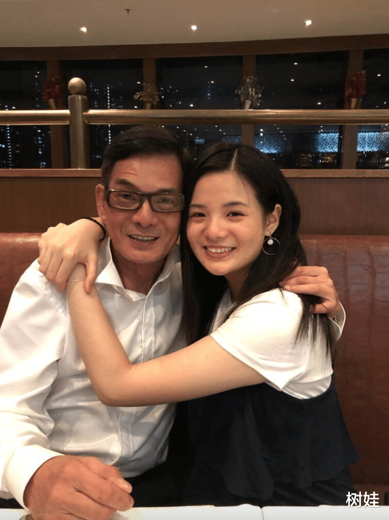 TVB绿叶直播20岁女儿罕露脸,父女相拥出镜,女儿长相甜美像阿Sa