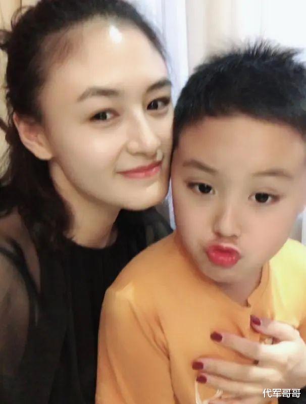 他被称为“谍战剧之王”,娶小16岁美女演员,如今52岁成人生赢家