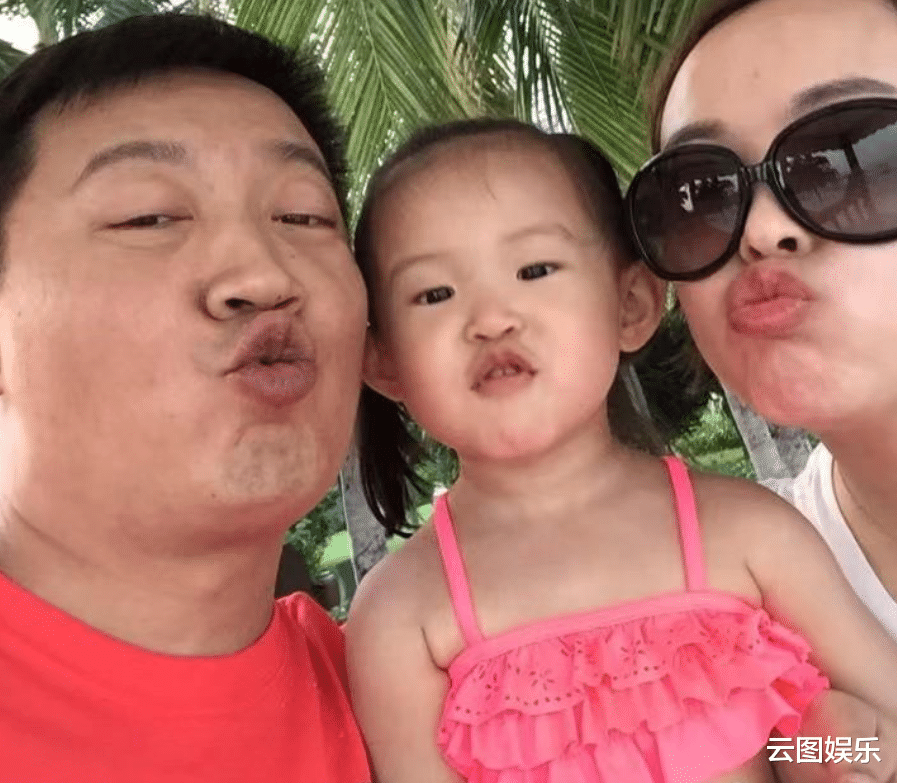 杨俊毅|陈法蓉前任杨俊毅罕露面,身材发福变化大,与9岁女儿出游太温馨