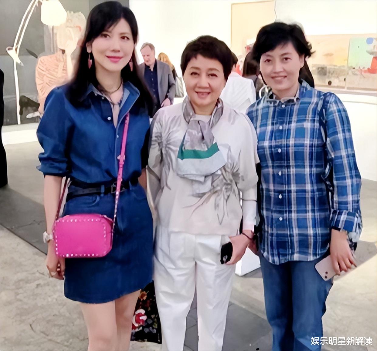 赌王|顶级名流云集!赌王四太带奚梦瑶看展,甘比邓文迪罕同台