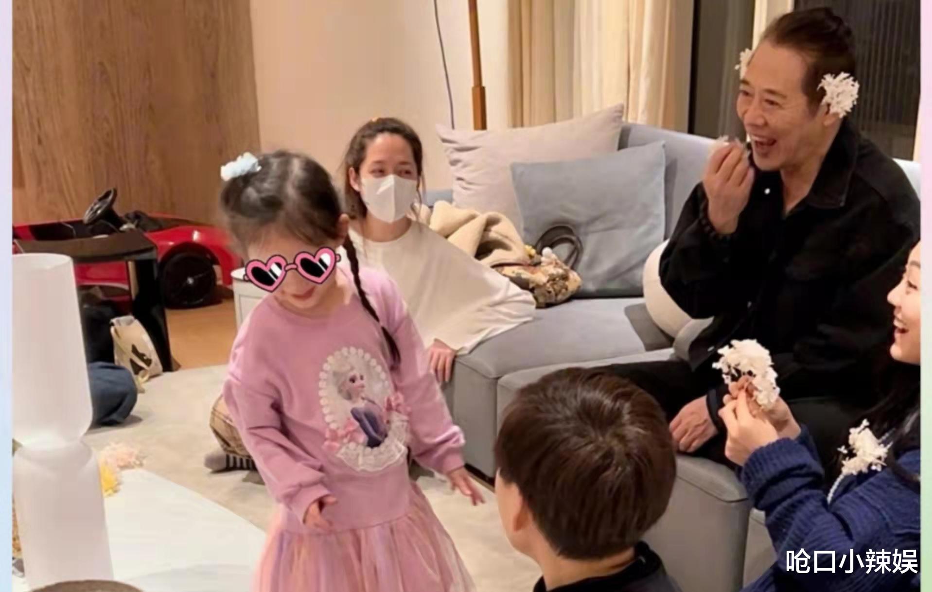 60岁李连杰去向佐家聚会,抱Cora坐腿上互动,网友:不避嫌?