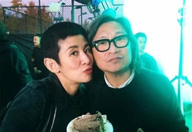 吴君如在香港街头可谓是赚足眼球！手拎30万高奢包，一头金发女人味十足