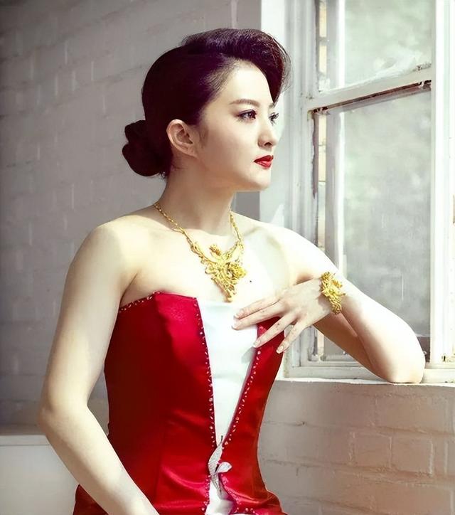 被撒贝宁十几岁就惦记的姑娘,至今不婚不育,机场照片被评像大妈