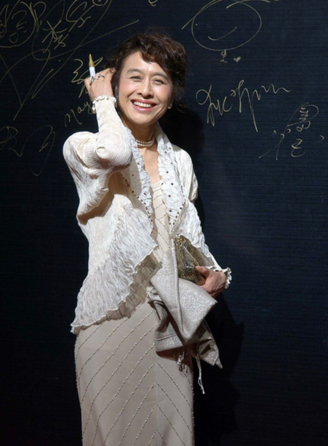 穿衣搭配 栗原小卷才是老年人穿搭模板：短发烫卷，多戴丝巾，有皱纹也优雅