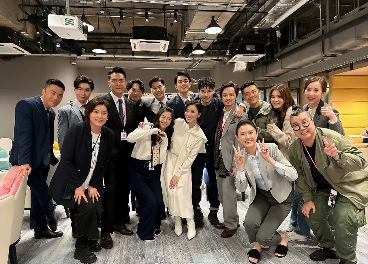 佘诗曼晒《家族荣耀之继承者》剧本,很高兴与林峯、罗嘉良再合作拍剧