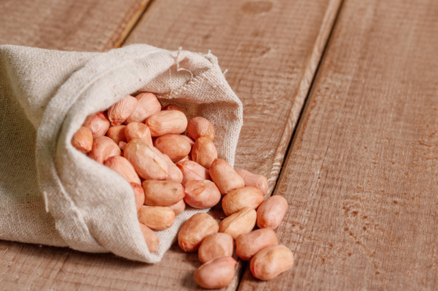 生花生和熟花生，哪个更营养？提醒：5类人最好少碰，别不听劝