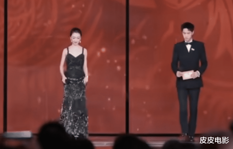 这一夜,袁泉气质出圈,殷桃女人味十足,何赛飞咬嘴唇可爱