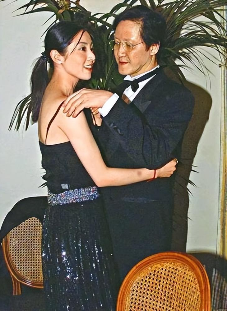 54岁的张敏：被香港大亨向华胜独宠9年，分手后嫁经纪人刘永辉