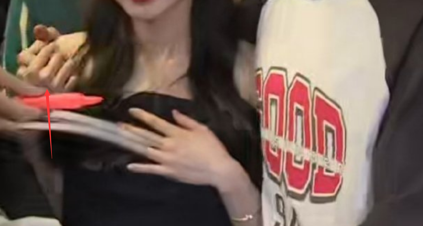 33岁宋铁当众被搂抱!小4岁白敬亭充当护花使者,两人疑好事将近