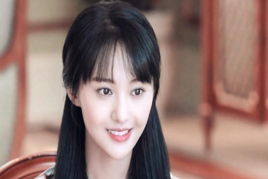 街拍|邓伦近照大变样,疑整容变双眼皮,与圈内明星一起参加婚礼成焦点